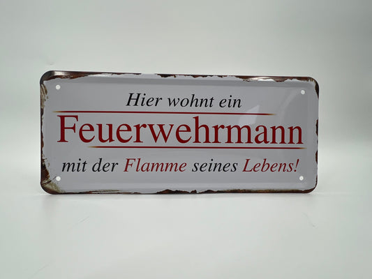 Blechschild "Hier wohnt ein Feuerwehrmann mit der Flamme seines Lebens"